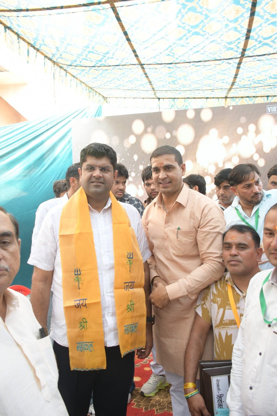 ‘जय श्री महाकाल’ लिखा केसरिया अंगवस्त्र पहने दुष्यंत चौटाला, रविंदर सांगवान के पास खड़े