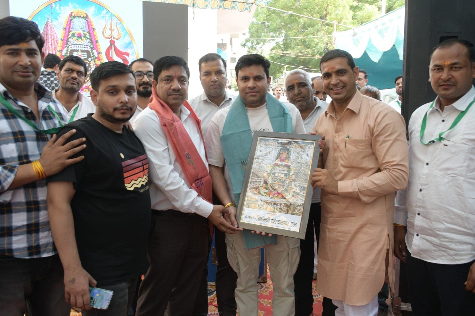 मंच पर डी.आई.ओ. रोहतक महेश भारद्वाज का महाकाल के फ्रेम किए चित्र के साथ स्वागत