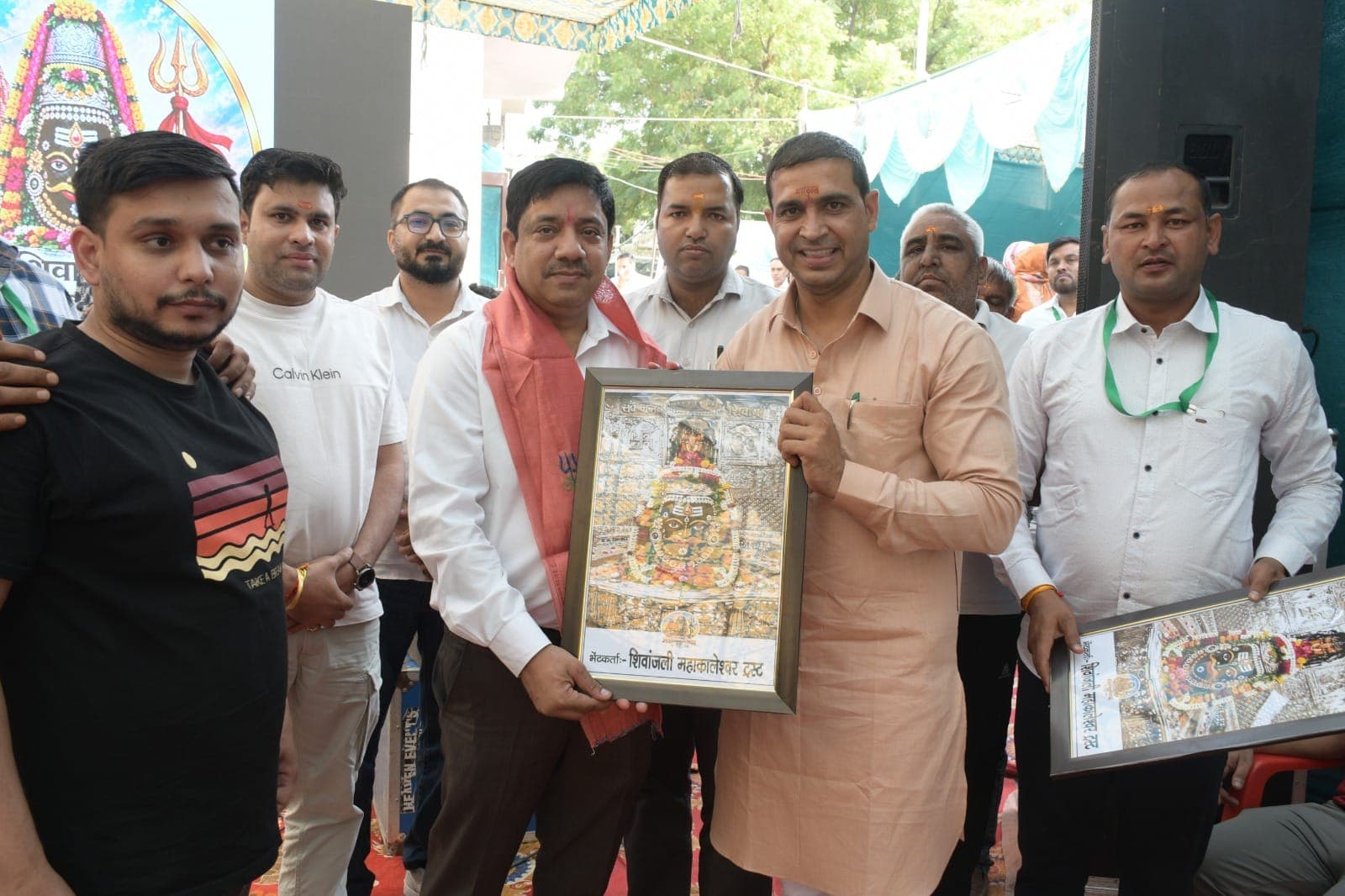 मंच पर एसडीएम रोहतक आशीष जी का महाकाल के फ्रेम किए चित्र के साथ स्वागत